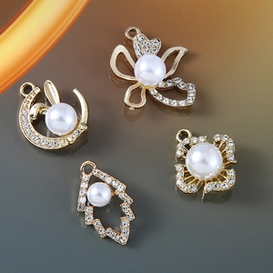 Set di ciondoli in lega dorata con perle e strass a forma di luna, fiore e foglia
