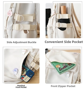 Dettaglio dello zaino in nylon beige con fibbie laterali e graziosi ciondoli decorativi