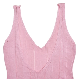 Détail de la texture en maille côtelée rose sur l'encolure et les bretelles de la robe