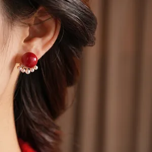Orecchini vintage con perla rossa placcati in oro 18k e piccole perle sul modello