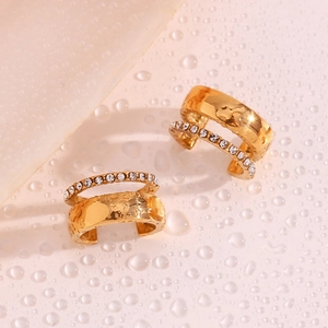 Détail du protège-oreille en forme de C plaqué or 18 carats avec incrustation de zircons
