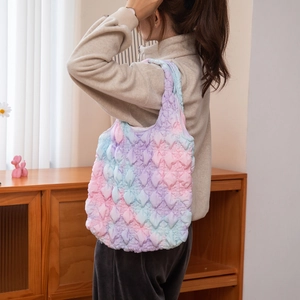 Détail du sac fourre-tout matelassé dégradé macaron avec texture douce et bandoulière