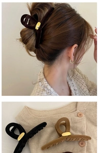 Détail d'une élégante pince à cheveux en velours avec boucle dorée et vue sur modèle