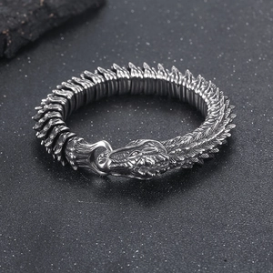Primo piano dettagliato di un bracciale a testa di drago d'argento con squame