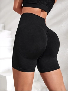 Detailansicht der nahtlosen Scrunch-Butt-Yogashorts mit hoher Taille und Stoffstruktur