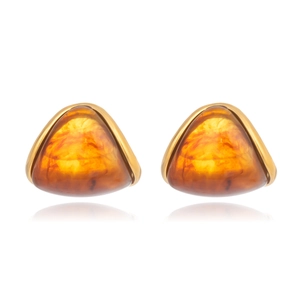 Détail des boucles d'oreilles triangulaires en résine ambrée et acier inoxydable doré