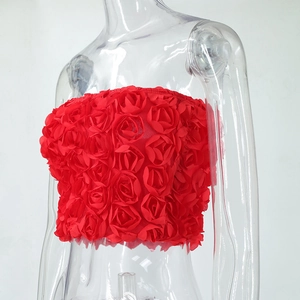 Detailansicht der roten 3D-Rosenblüten-Textur an einem trägerlosen Crop-Top