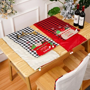 Kersttafelloper met ruitpatroon en 'Letters to Santa' borduurwerk en pompons
