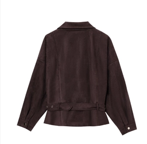 Vue détaillée du dos d'une veste en daim marron foncé avec ceinture et boutons métal