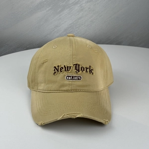 Distressed Khaki Baseballkappe mit klassischer New York Stickerei und rissigem Schirm