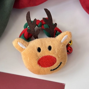 Détail d'un chouchou de Noël en peluche avec clochettes colorées et corde tressée