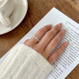 Elegant 925 sterling silver chain link ring in a minimalist vintage style for women