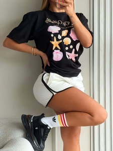 T-shirt à manches courtes avec imprimé coquillage rose et short de sport noir