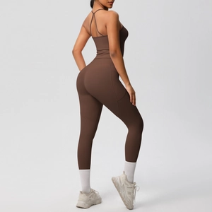 Vue détaillée du legging de yoga marron avec poche latérale et tissu élastique de sport