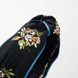 Serre-tête ethnique en tissu noir avec broderie florale et nœud torsadé