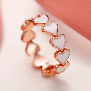 Bague élégante en or rose avec motifs de cœurs en émail blanc pour femmes