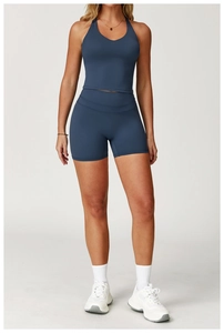 Dettaglio del set fitness verde acqua con reggiseno sportivo all'americana e pantaloncini yoga