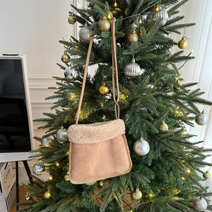 Détail du sac bandoulière d'hiver en daim marron avec bordure en peluche