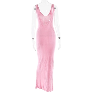 Détail de la robe longue en maille rose montrant le col en V et la texture du tissu