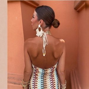 Robe dos nu à licou avec motifs de vagues colorés et boucles d'oreilles coquillages
