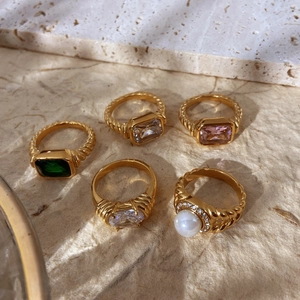 Makro-Detail des Vintage-Ring-Sets mit 18K Vergoldung, Smaragd, rosa Zirkon und Perlensteinen