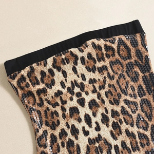 Détail de l'imprimé léopard avec paillettes noires et ourlet élastique sur robe moulante