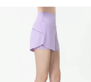 Détail du short de sport lavande à taille haute avec perforations découpées au laser