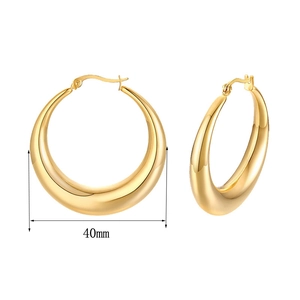 Detalle de pendientes de aro dorados de 40mm con acabado de alto brillo