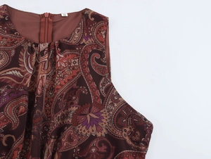 Dettaglio dell'abito in chiffon con stampa paisley rosso retrò e etichetta taglia S