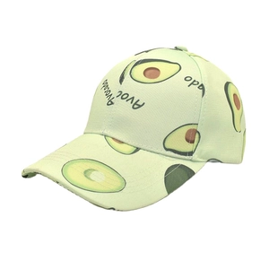 Détail d'une casquette de baseball vert clair avec motifs et broderies avocat