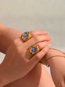 Détail macro d'une bague coeur plaquée or 18K avec finition artistique bleue