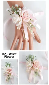 Dettaglio del corsage da polso per matrimonio con rose rosa e bianche e nastri di seta