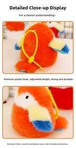 Détail de porte-clés perroquet en peluche orange avec clip jaune et texture douce