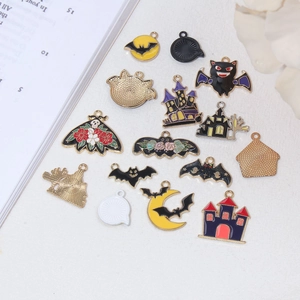 Vue macro de breloques d'Halloween en alliage, chauves-souris et papillons sur fond blanc
