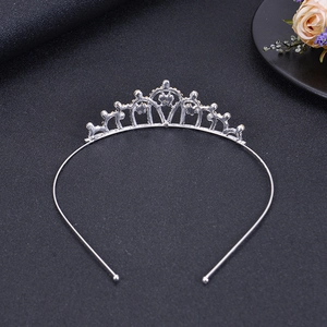 Detailaufnahme des silbernen Diadems mit Kristallen für festliche Mädchenanlässe