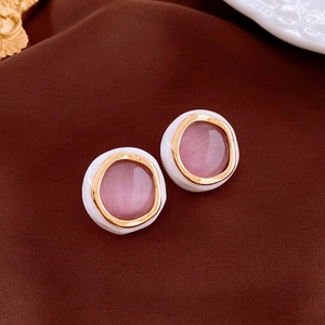 Détails des boucles d'oreilles œil de chat rose avec touches or et blanc