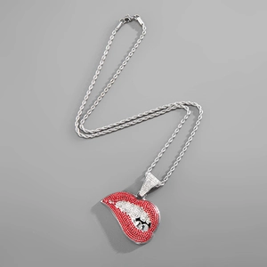 Vue macro d'une chaîne argentée avec pendentif lèvres rouges pavé de cristaux brillants