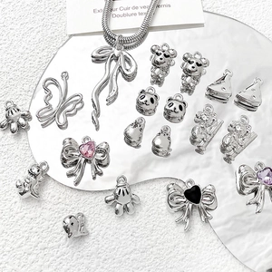 Silberne Metallanhänger-Kollektion mit Schleifen, Tieren und Käse für DIY-Schmuckherstellung