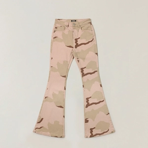 Detail von Schlagjeans mit rosa-khaki Camouflage-Muster und klassischer Denim-Textur