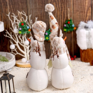 Deux figurines de bonhomme de neige de Noël avec bonnets et écharpes en tricot décor