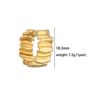 Detailed macro view showing the 18.3mm height and 7.2g weight of irregular gold earrings