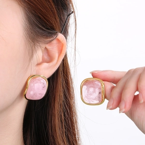 Boucles d'oreilles carrées en résine rose avec bordure en acier inoxydable doré