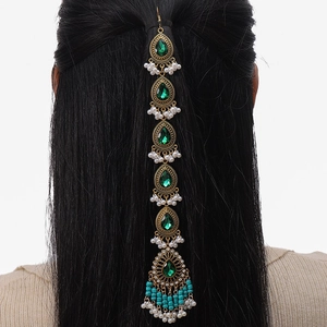 Catena per capelli retrò con gemme verdi e nappe di perle bianche su capelli neri