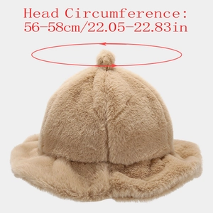 Détail d'un chapeau cloche en peluche beige montrant la texture douce et le pompon décoratif