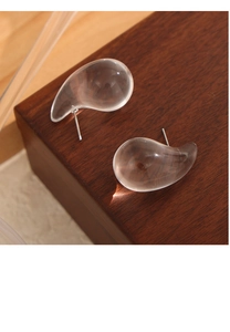 Gros plan de boucles d'oreilles gouttes transparentes en résine avec tiges en métal