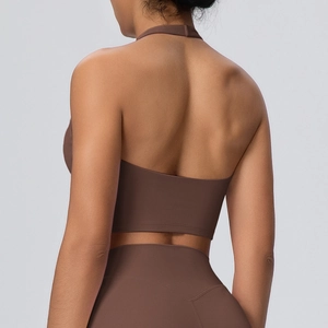Set da yoga marrone con reggiseno sportivo allacciato al collo e leggings a vita alta