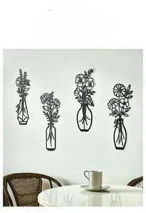 Set di quattro vasi minimalisti in metallo nero come decorazione murale moderna per soggiorno