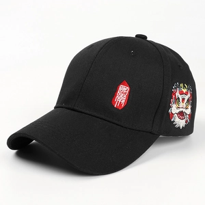 Detail der chinesischen Löwenstickerei auf schwarzer Hip-Hop-Baseballkappe im Retro-Stil