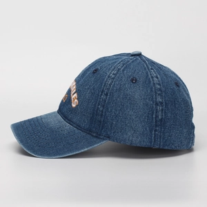 Detail der orangefarbenen LOS ANGELES Stickerei auf der blauen Denim Baseballkappe