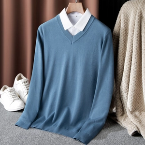 Detaillierte Stoffstruktur des blauen V-Ausschnitt-Strickpullovers mit weißem Kragen